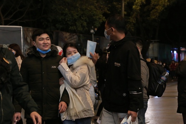 Khẩu trang đắt hàng trên phố đi bộ đêm giao thừa - 6