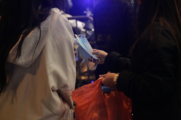 Khẩu trang đắt hàng trên phố đi bộ đêm giao thừa - 7