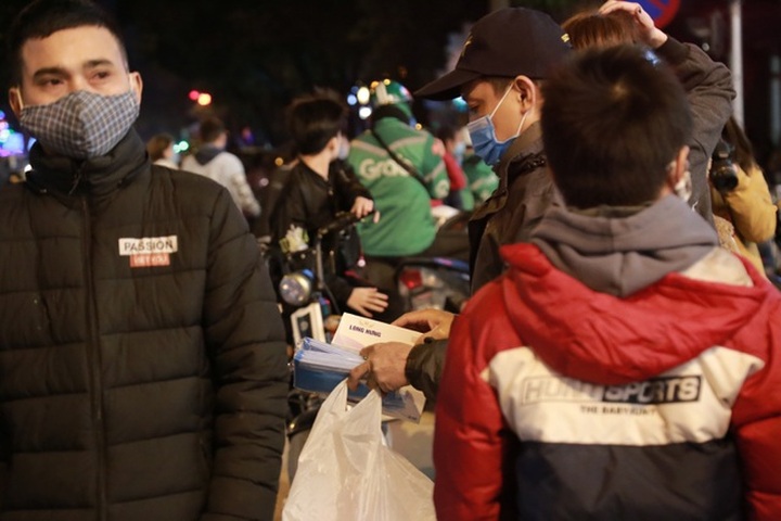 Khẩu trang đắt hàng trên phố đi bộ đêm giao thừa - 8