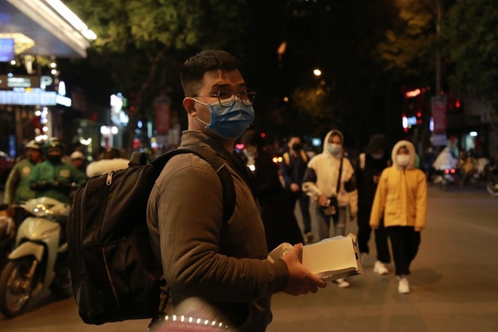 Khẩu trang đắt hàng trên phố đi bộ đêm giao thừa - 9