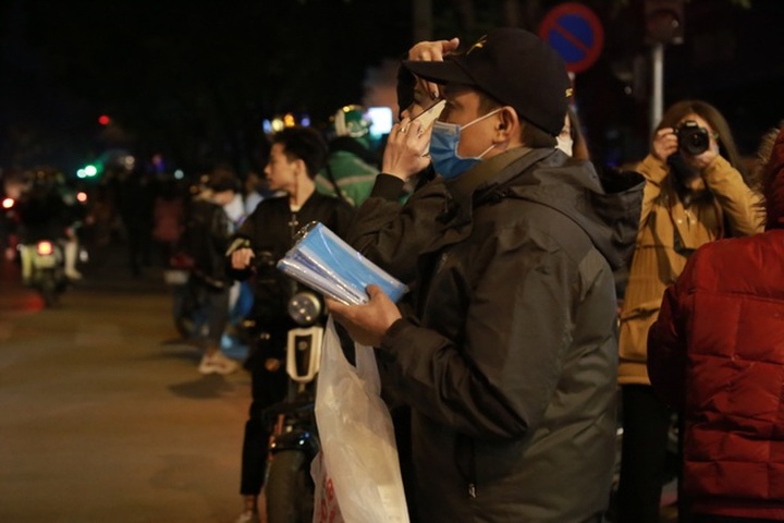 Khẩu trang đắt hàng trên phố đi bộ đêm giao thừa - 10