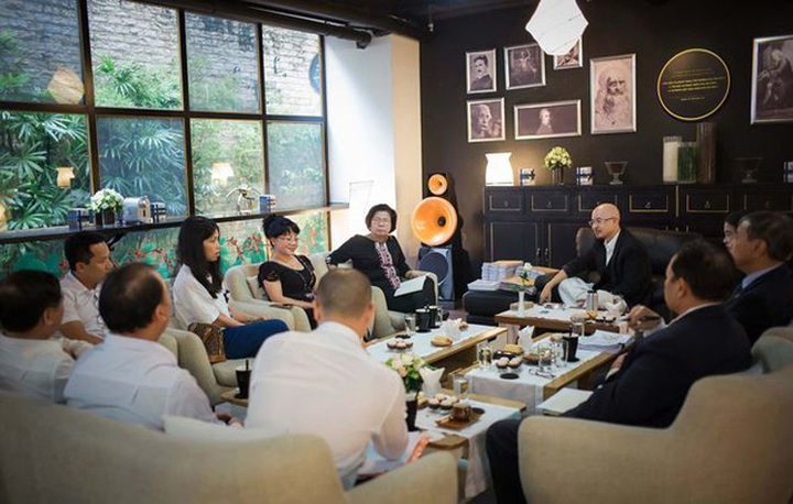 
Có 6 nhà báo chất vấn, và 3 luật sư cung cấp hồ sơ trong cuộc trò chuyện đầu tiên với báo giới của ông Đặng Lê Nguyên Vũ
