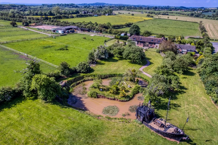 Khu đất độc đáo với con tàu cướp biển được bố trí quầy bar trị giá hơn 30 tỉ đồng - 2