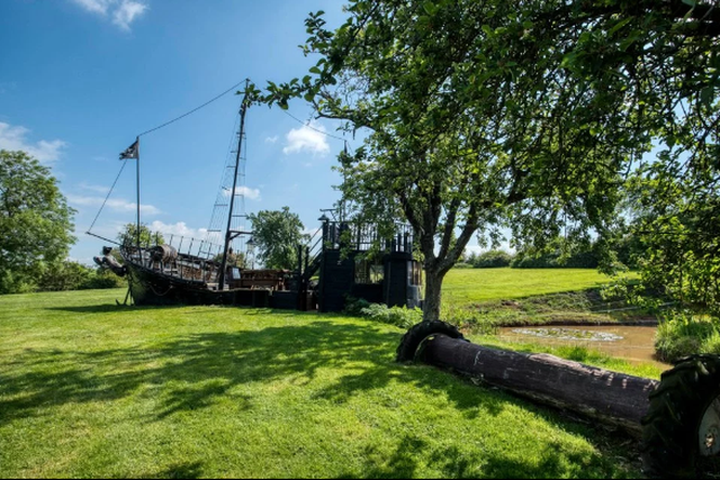 Khu đất độc đáo với con tàu cướp biển được bố trí quầy bar trị giá hơn 30 tỉ đồng - 3