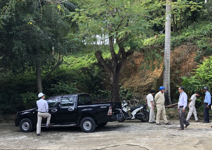 Đội Quy tắc đô thị quận Liên Chiểu phối hợp cán bộ phường Hoà Bắc đến kiểm tra thực tế hiện trạng biệt phủ trái phép