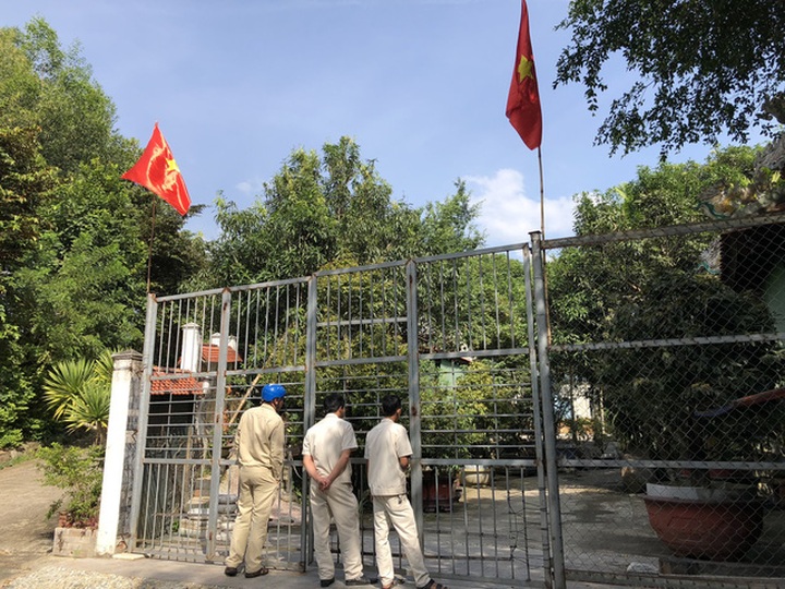 Trong nhà có người nhưng không ai mở cửa cho lực lượng chức năng vào bên trong biệt phủ của đại gia vàng Ngô Văn Quang.