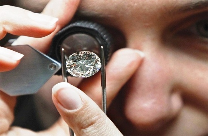 Doanh nghiệp và người tiêu dùng rất dễ nhầm lẫn giữa kim cương tự nhiên và kim cương tổng hợp nếu chỉ nhìn bằng mắt thường.