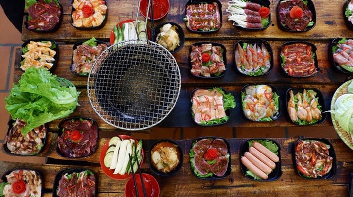 Kinh doanh buffet ở Việt Nam: Tưởng không lãi mà lãi không tưởng! - 1