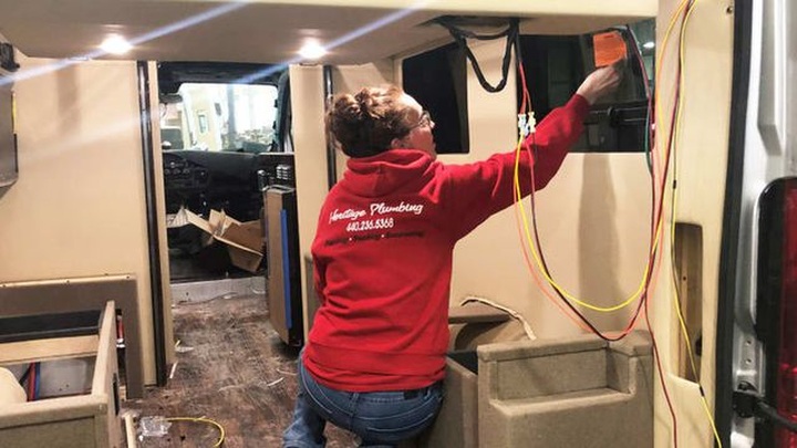 Kinh tế yếu có thể nhấn chìm cuộc tranh cử của ông Trump - 1