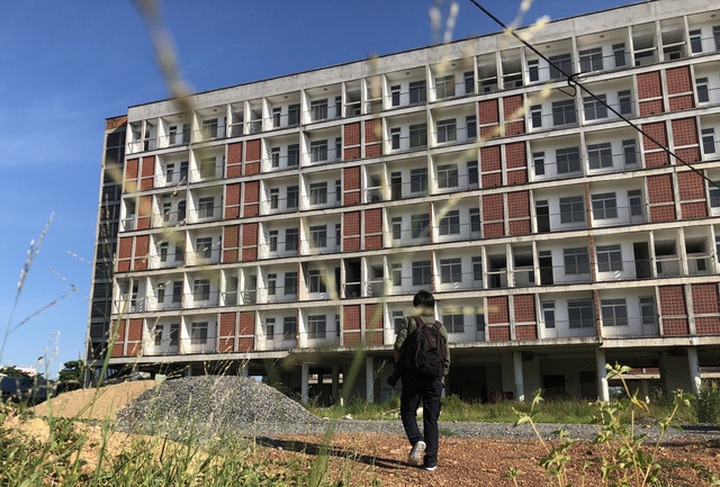 Trong khi nhu cầu về chỗ ở của sinh viên đang rất bức thiết, việc bỏ hoang công trình đã xây gần xong phần thô như thế này rất lãng phí