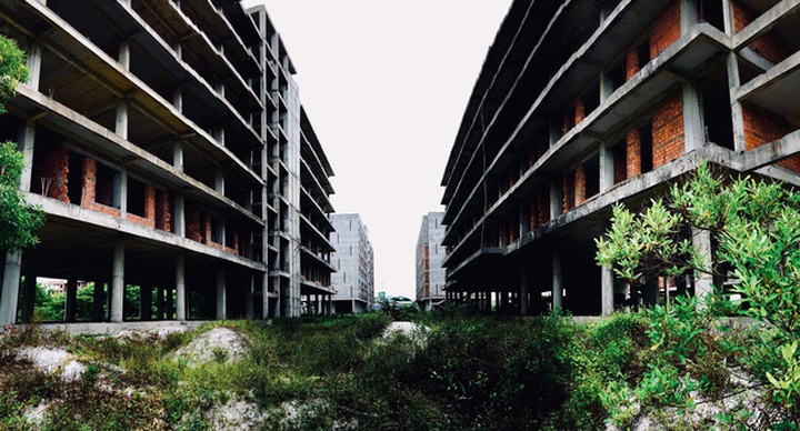 7 khối nhà gồm 2 nhà 5 tầng và 5 nhà 7 tầng cùng khối nhà trung tâm sinh viên đang xây dang dở đang được tính tiếp tục thi công hoàn thiện.