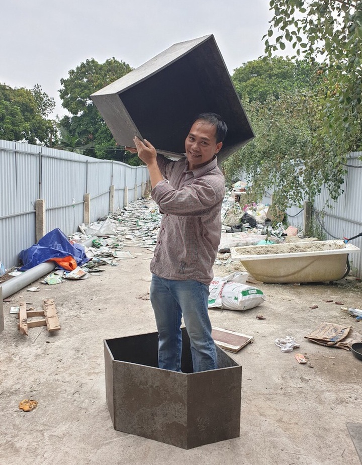 Lái ô tô nhặt vỏ hộp sữa về tái chế: Kiến trúc sư biến rác thành tiền - 1