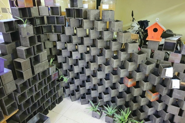 Lái ô tô nhặt vỏ hộp sữa về tái chế: Kiến trúc sư biến rác thành tiền - 2