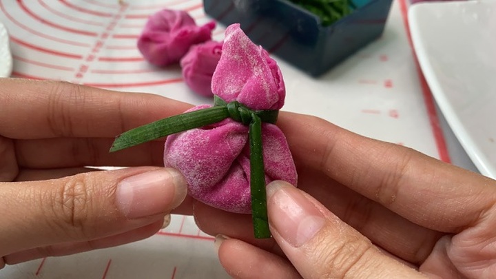 Làm hoành thánh bằng thanh long ruột đỏ bán không kịp nghỉ tay - 1