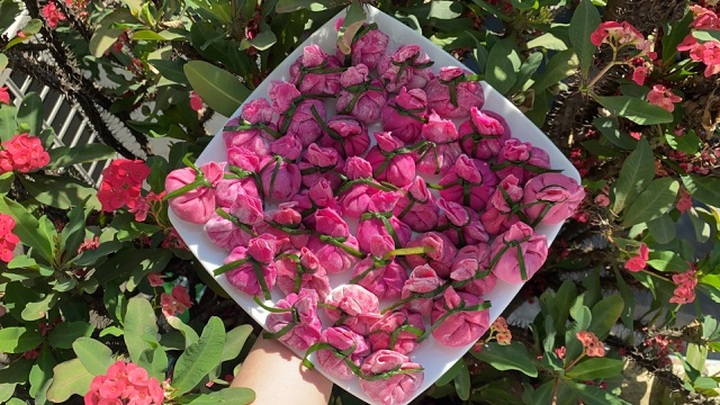 Làm hoành thánh bằng thanh long ruột đỏ bán không kịp nghỉ tay - 3