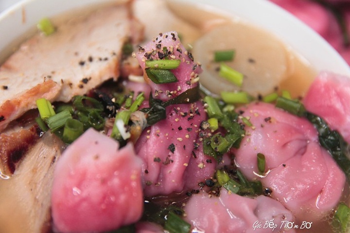 Làm hoành thánh bằng thanh long ruột đỏ bán không kịp nghỉ tay - 5