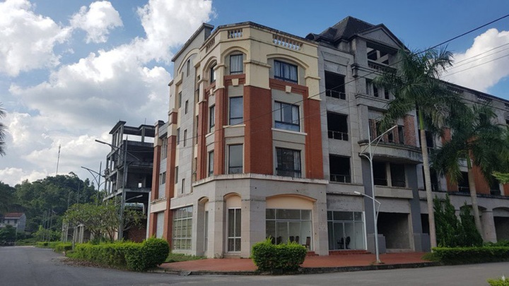 Căn nhà duy nhất ở ngay lối vào của dự án đã được hoàn thiện, trước đây là nơi đặt trụ sở Ban quản lý dự án