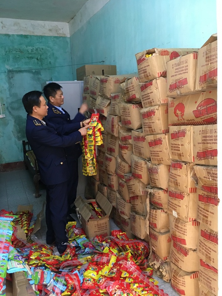 Lào Cai thu giữ gần 200 thùng kẹo không có xuất xứ đang đưa đi tiêu thụ - 1