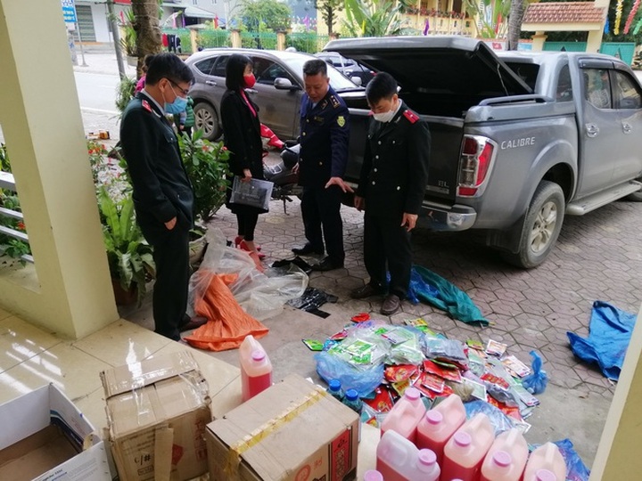 Lào Cai thu giữ gần 200 thùng kẹo không có xuất xứ đang đưa đi tiêu thụ - 2