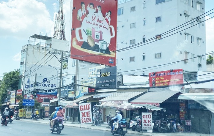 Lập lờ giá giữ xe Tết, người dân ngậm trái đắng - 1