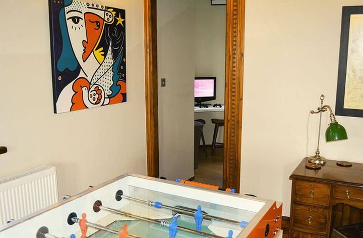 Lâu đài trung cổ tuyệt đẹp từ thế kỷ 18 với những tòa tháp và sân bay trực thăng được rao bán với giá 1,25 triệu bảng - 3