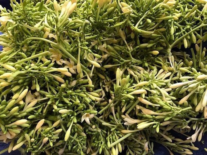 Loại hoa thường cắt bỏ đi sấy khô thành đặc sản 1,5 triệu đồng/kg - 1