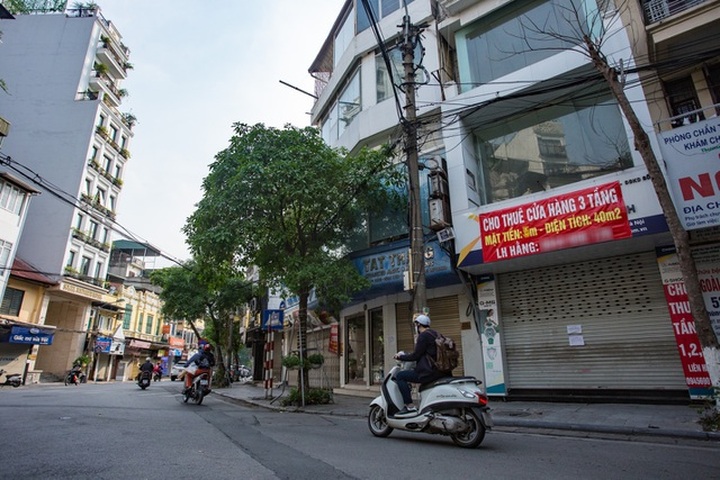 Loạt cửa hàng ở Hà Nội trả mặt bằng, chủ nhà méo mặt tìm khách thuê - 8