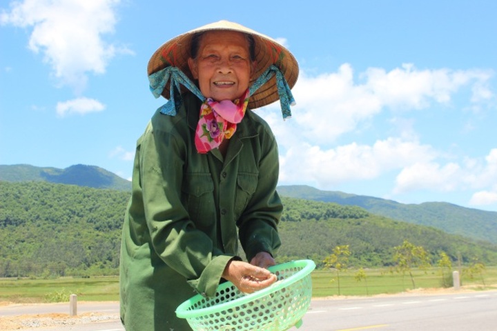 Lộc biển bất ngờ, ngư dân hối hả “cướp nắng” kiếm tiền triệu - 11