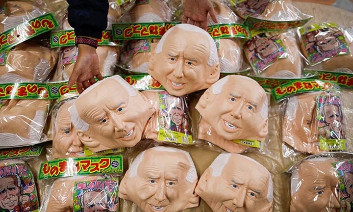 Mặt nạ ứng viên Tổng thống Mỹ Biden bất ngờ bán chạy như tôm tươi - 1