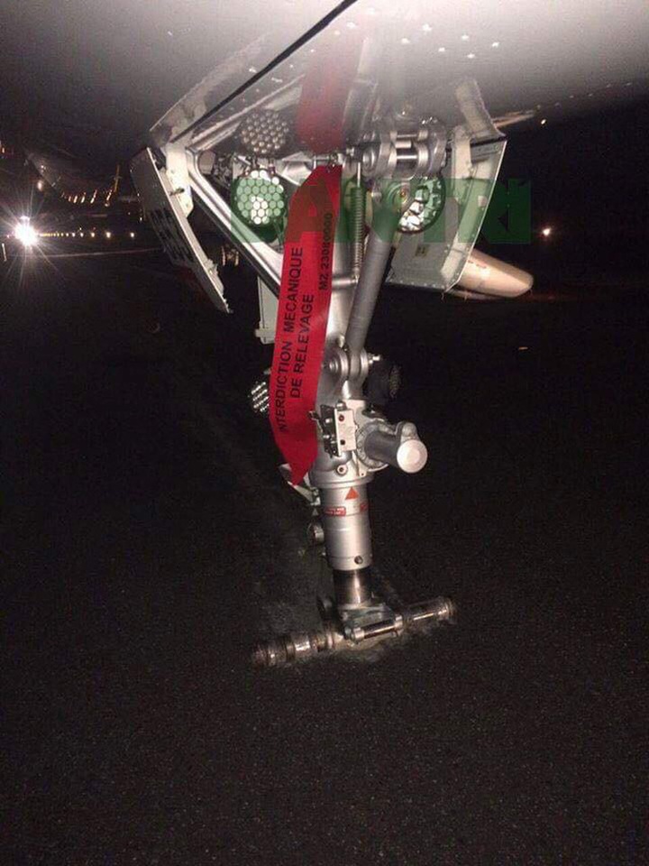 Máy bay bị mất 2 bánh ở càng trước