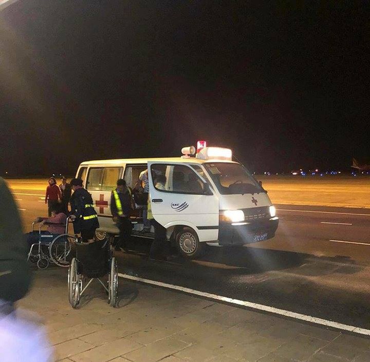 Xe cứu thương được điều đến đưa hành khách nhập viện (ảnh V.T.L)