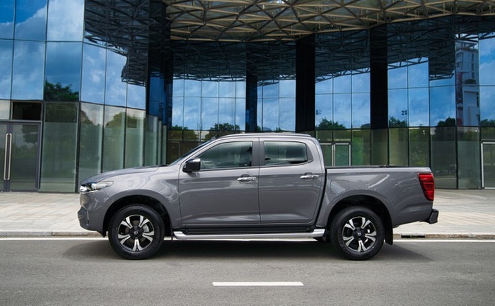 Mazda BT-50 2022 tăng giá cả trăm triệu đồng, thêm trang bị đấu Ford Ranger - 3