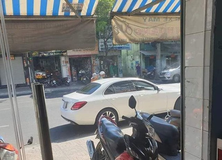 Mercedes tiền tỷ chạy xe kết nối công nghệ, chị em “mơ” gặp tài xế “không nhìn cũng biết đẹp trai” - 2