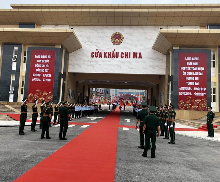 Lực lượng chức năng làm việc tại cửa khẩu Chi Ma - Lạng Sơn