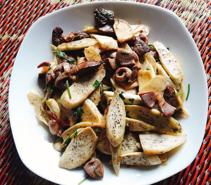 
Dân Hà thành đang tranh nhau mua củ niễng về ăn
