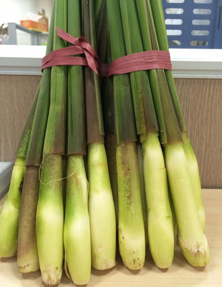 
Củ niễng bán ở Hà Nội có giá dao động từ 25.000-35.000 đồng/bó tùy loại và tùy thời điểm
