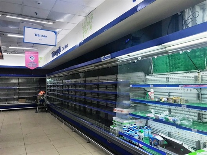 Nhiều quầy kinh doanh đã được dọn dẹp để trả lại mặt bằng.