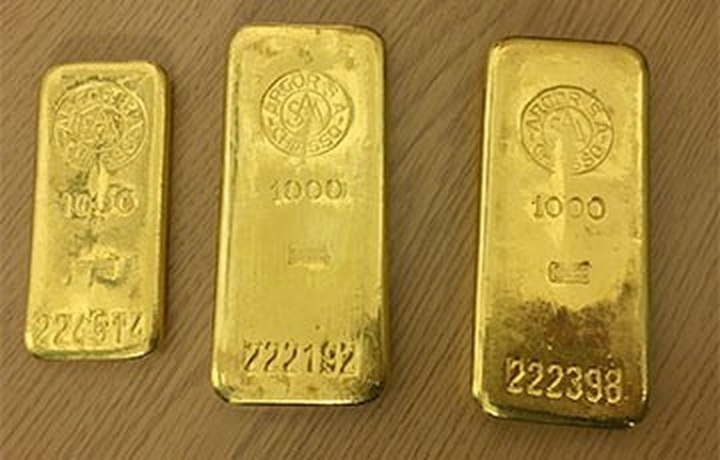 3 thanh vàng ròng được giấu kín trong chiếc tủ bếp cũ. (Nguồn: The Stopru)