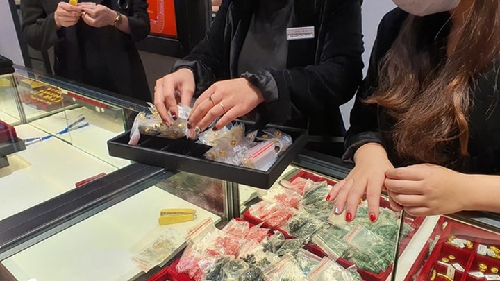 Mua vàng vía Thần Tài, giá vàng lỗ gần 2 triệu đồng/lượng - 1