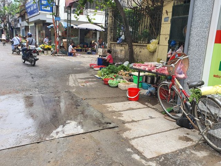 Mùi ô nhiễm nồng nặc, quán cháo lòng gần công ty Rạng Đông vẫn chật kín khách - 4
