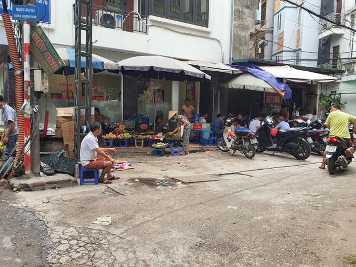 Mùi ô nhiễm nồng nặc, quán cháo lòng gần công ty Rạng Đông vẫn chật kín khách - 6