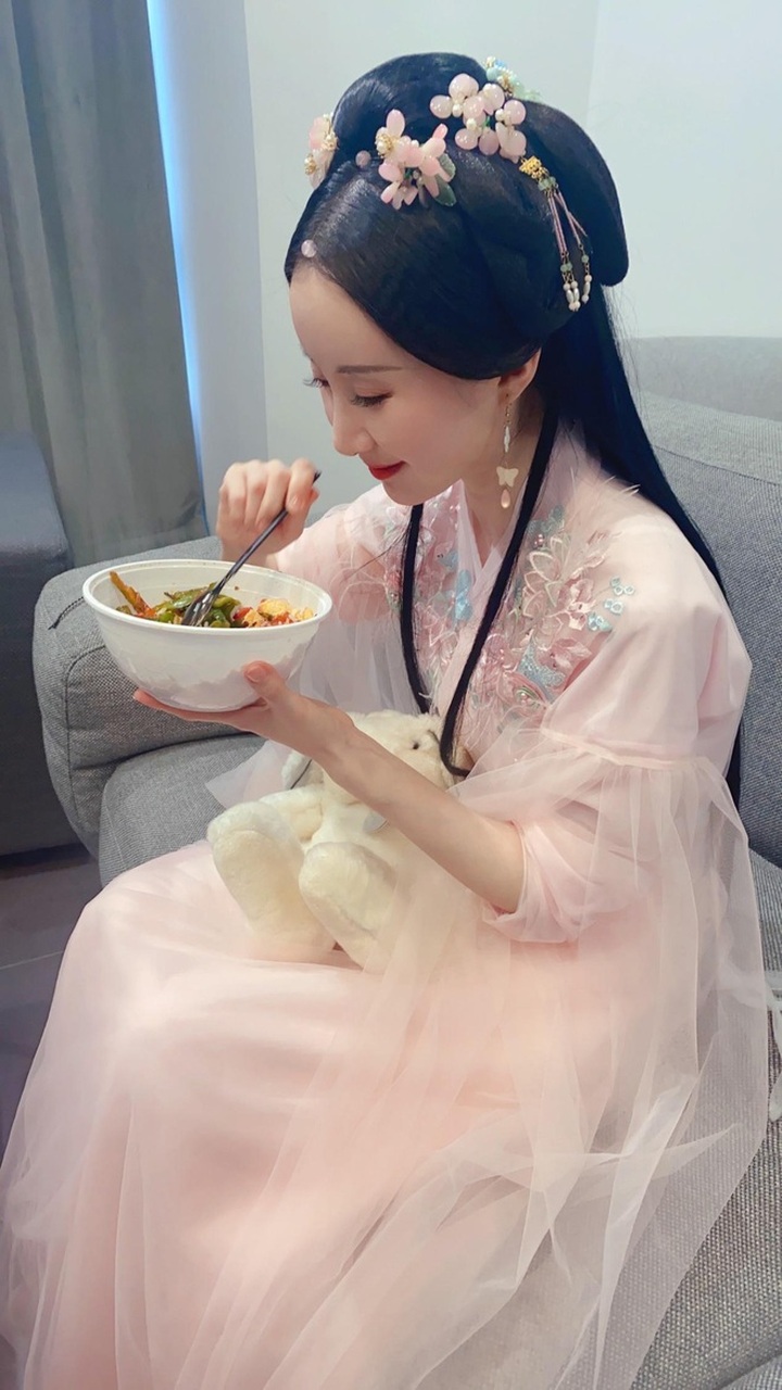 Mỹ nhân Thiên long bát bộ sa sút sự nghiệp, phải livestream bán hàng - 5