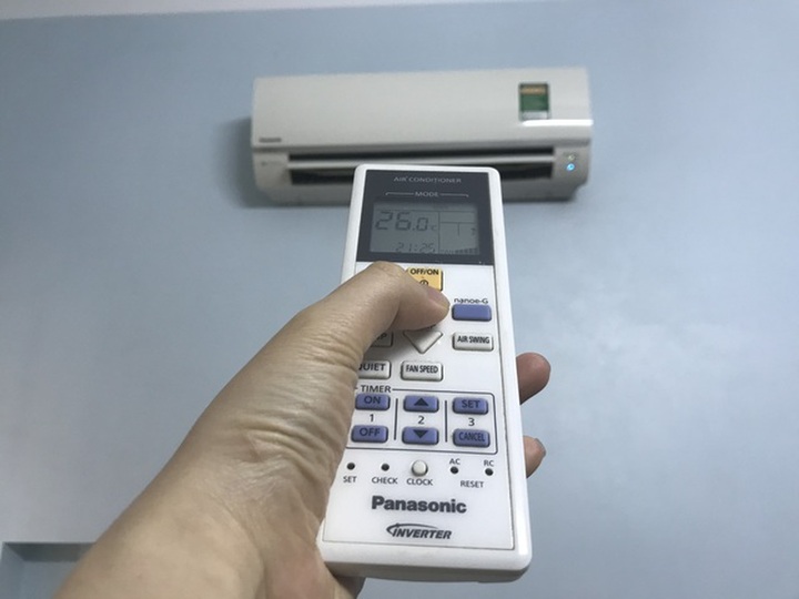 Nắng nóng cao độ, khách phát hoảng trước chiêu trò của thợ sửa điều hòa - 1