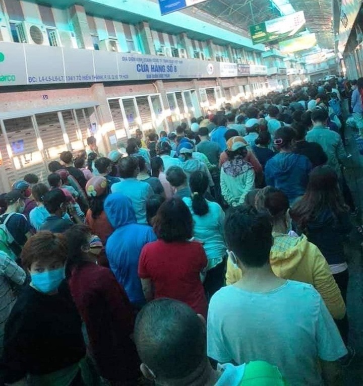 Ngàn người “rồng rắn” mua khẩu trang, dân buôn đòi 470.000 đồng/hộp - 1