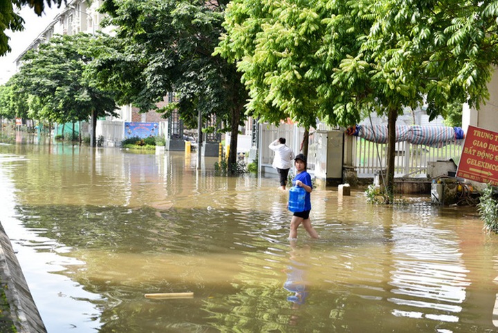 Một số người dân ở đây chỉ có cách duy nhất là lội nước mới có di chuyển vào nhà mình.