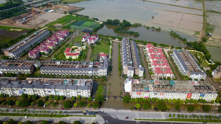 Sau nhiều ngày Hà Nội mưa lớn, nhiều khu đô thị triệu đô ở gần nút giao Thiên Đường Bảo Sơn-Lê Trọng Tấn với Đại lộ Thăng Long như KĐT Geleximco, KĐT Nam An Khánh...  chìm trong biển nước.