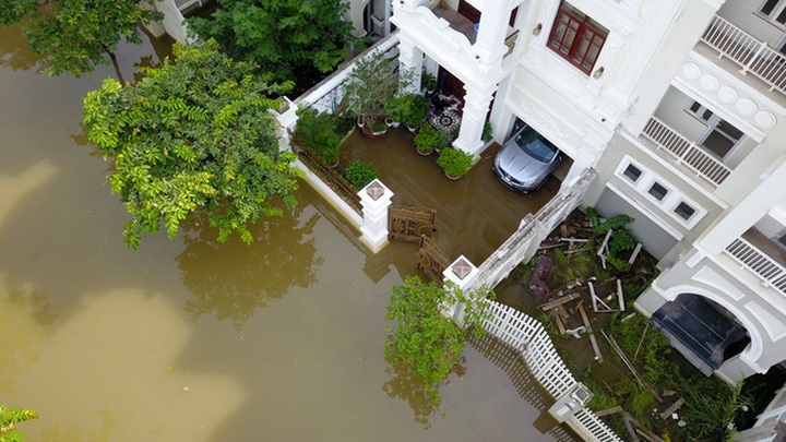 Nước ngập vào tận trong tầng hầm của khu nhà biệt thự liền kề.