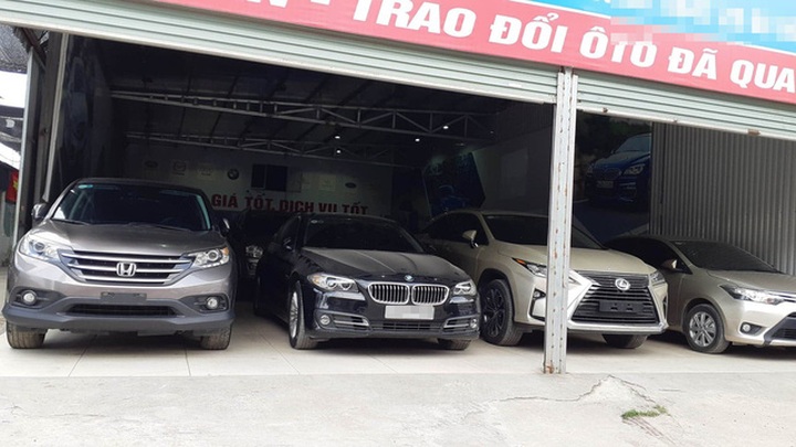 Những chiếc xe cũ nằm phủ bụi trong đại lý do không bán được