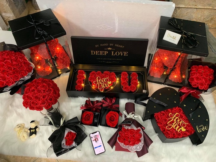 Ngày đi làm, đêm bó hoa sáp: Cặp vợ chồng trẻ kiếm chục triệu mỗi ngày - 2