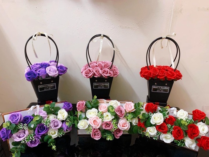 Ngày đi làm, đêm bó hoa sáp: Cặp vợ chồng trẻ kiếm chục triệu mỗi ngày - 4